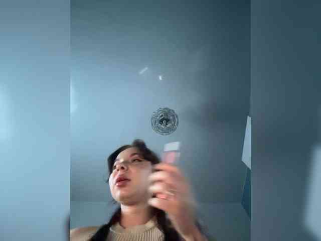 Lady-not-shy webcam