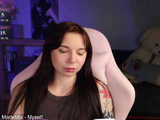 Lady-not-shy webcam
