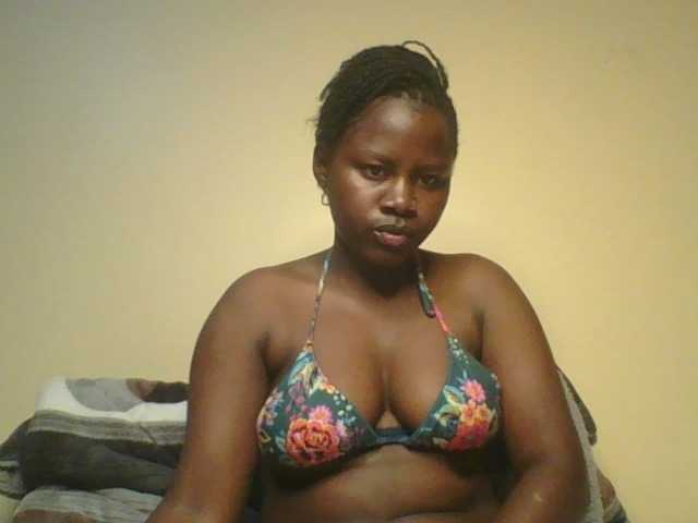 le modèle Loviett52 est en webcam porno dans un show sur le site bongacams, il possède les tags suivants: Ebony,Brunette,Trimmed