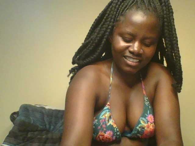 le modèle Loviett52 est en webcam porno dans un show sur le site bongacams, il possède les tags suivants: Ebony,Brunette,Trimmed
