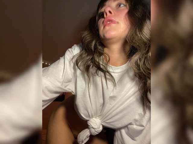 Emilia-aura's BongaCams show and profile