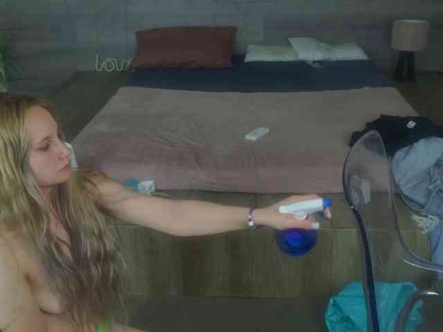 IceBlueBabe webcam