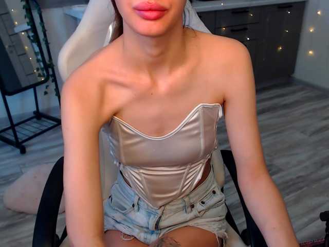 EmiliSkyy live cam on BongaCams