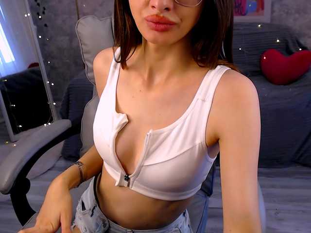 EmiliSkyy live cam on BongaCams