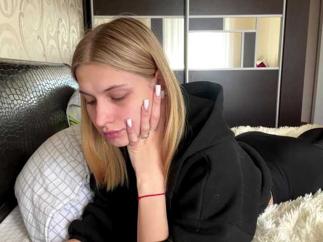 ElliWagemann Nude Live Sex Shows