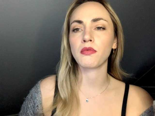 le modèle ScarlettXQueen est en webcam porno dans un show sur le site bongacams, il possède les tags suivants: White/Caucasian,Blonde,Shaved