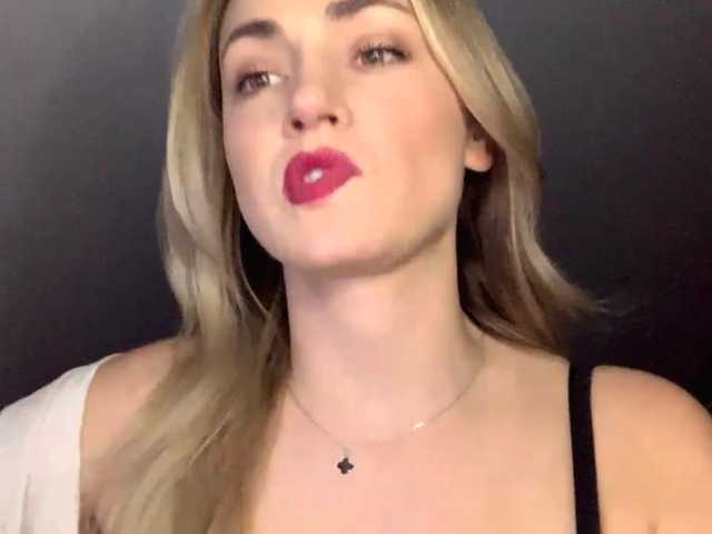 le modèle ScarlettXQueen est en webcam porno dans un show sur le site bongacams, il possède les tags suivants: White/Caucasian,Blonde,Shaved