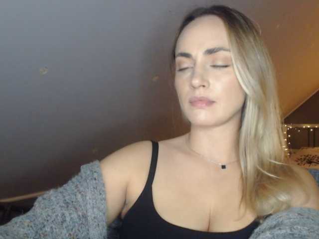 ScarlettXQueen — live female cam