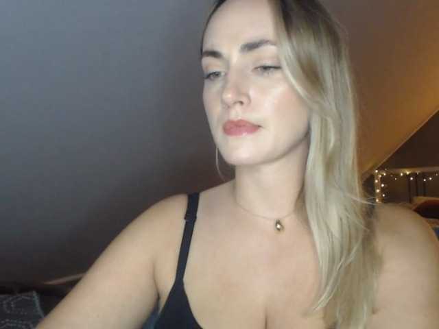 le modèle ScarlettXQueen est en webcam porno dans un show sur le site bongacams, il possède les tags suivants: White/Caucasian,Blonde,Trimmed