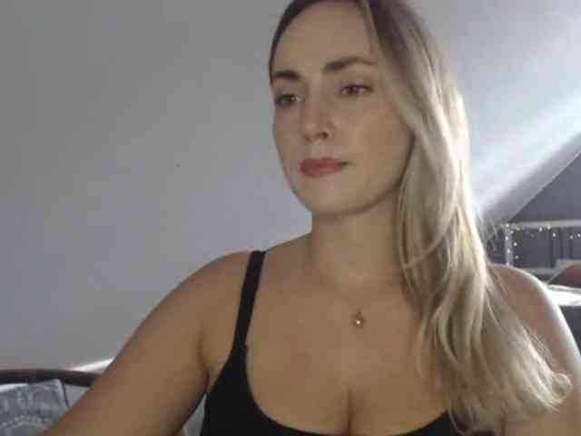 Model: ScarlettXQueen