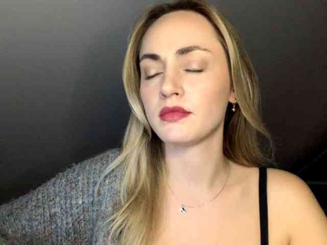 Ця модель зараз онлайн. ScarlettXQueen