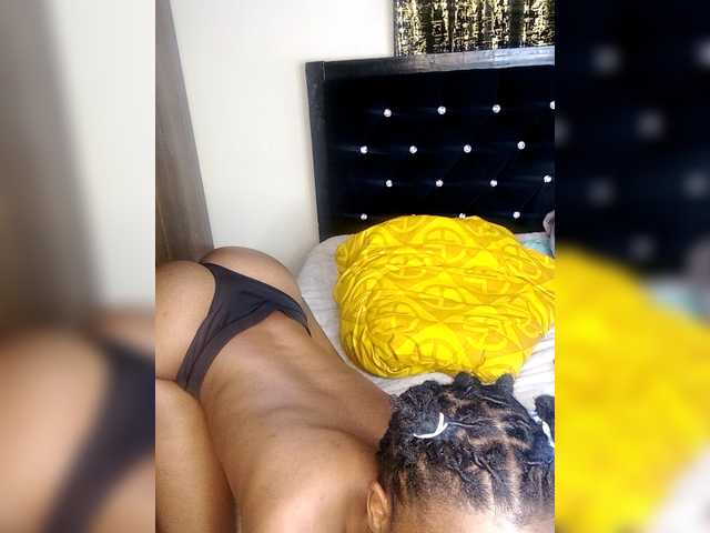 Deshlii live cam on BongaCams