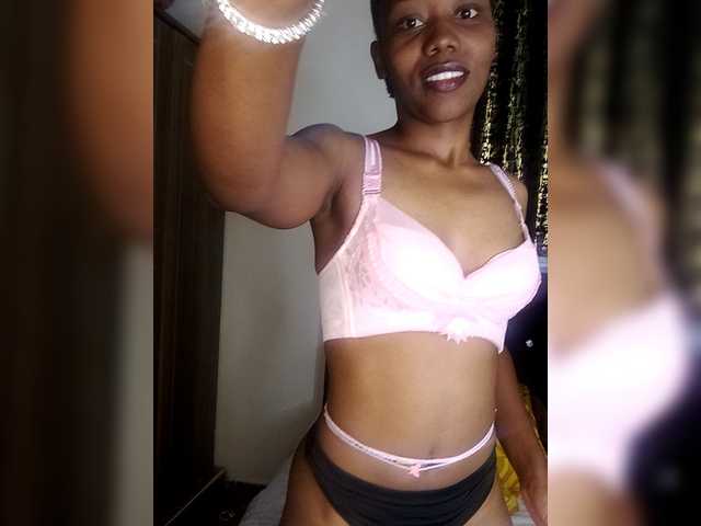 Deshlii live cam on BongaCams
