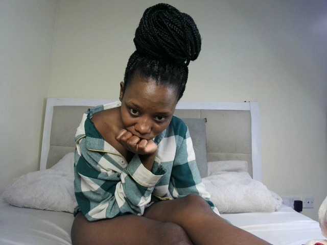 Deshlii live cam on BongaCams