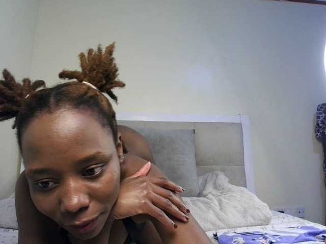 Deshlii live cam on BongaCams