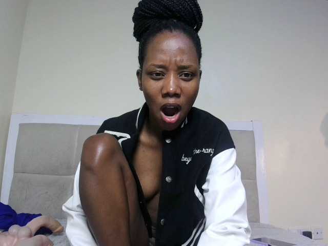 Deshlii live cam on BongaCams