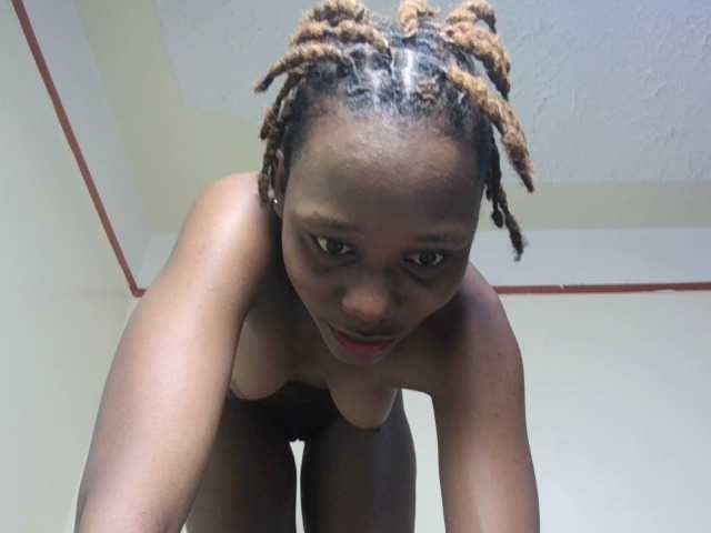 Deshlii live cam on BongaCams