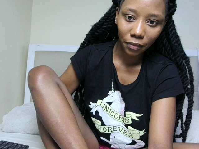 Deshlii live cam on BongaCams