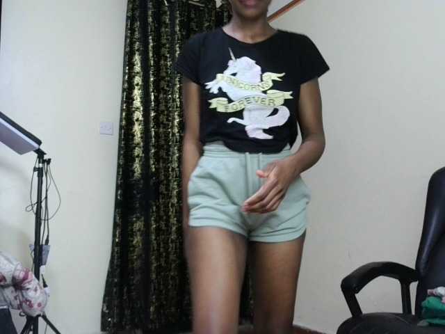 Deshlii live cam on BongaCams