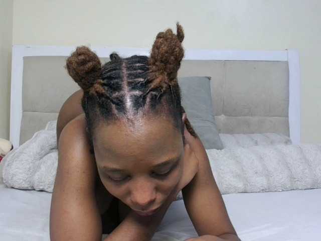 Deshlii live cam on BongaCams