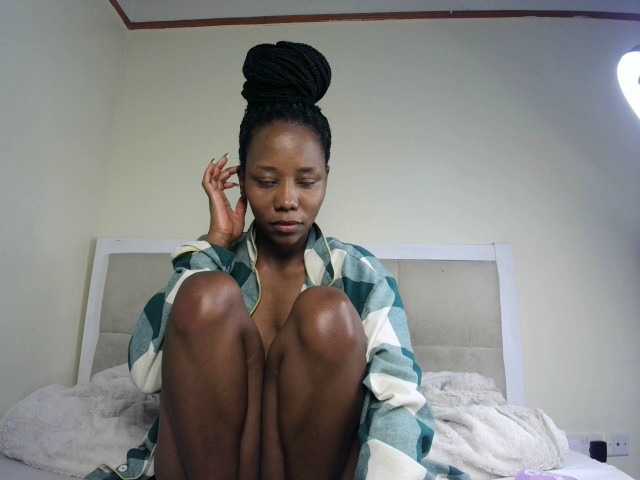 Deshlii live cam on BongaCams