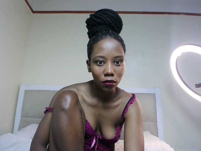 Deshlii live cam on BongaCams