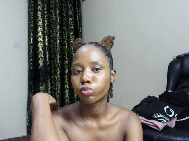 Deshlii live cam on BongaCams
