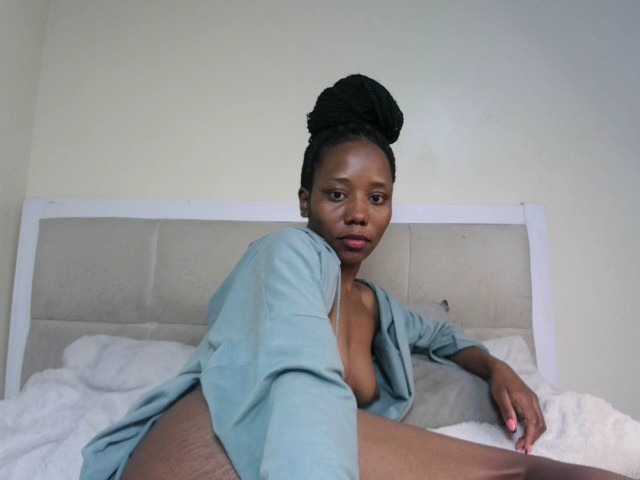 Deshlii live cam on BongaCams