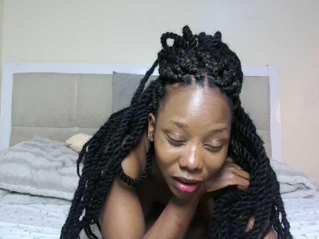Deshlii live cam on BongaCams