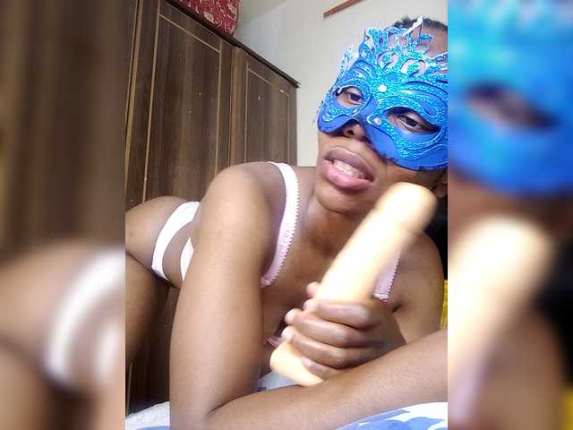 Deshlii live cam on BongaCams