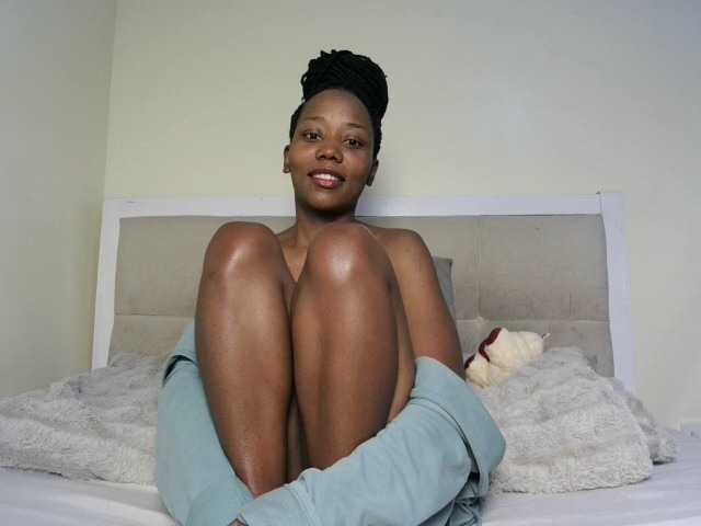 Deshlii live cam on BongaCams