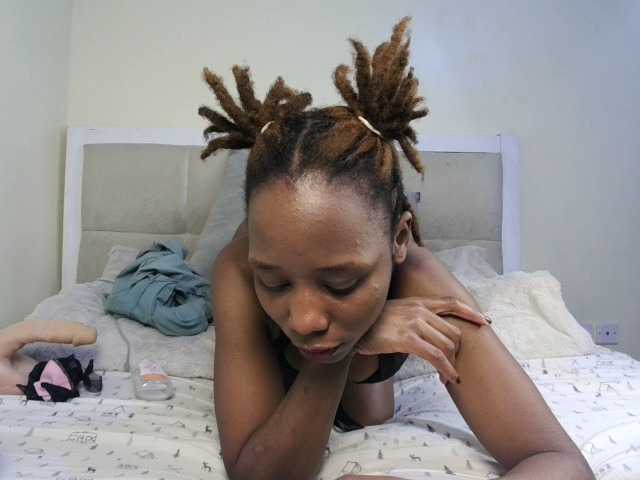 Deshlii live cam on BongaCams