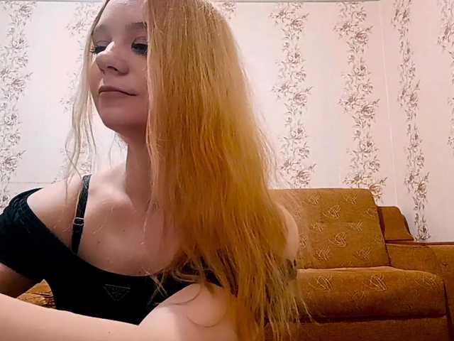 EmileeBlossom's BongaCams show and profile