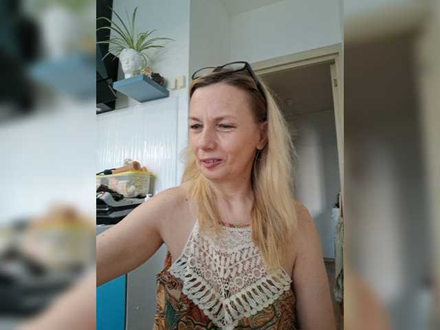 Live трансляция ShiningMILF - Runet.cam