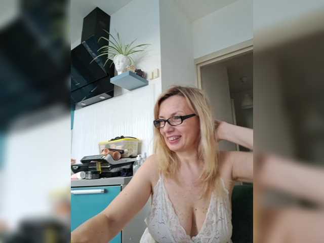 ShiningMILF live cam on BongaCams