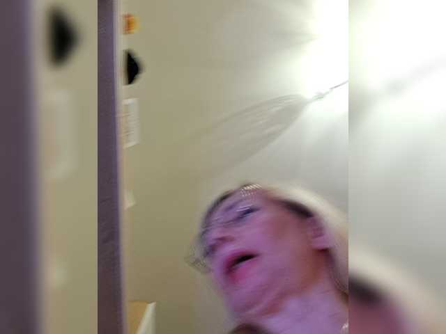 ShiningMILF live cam preview