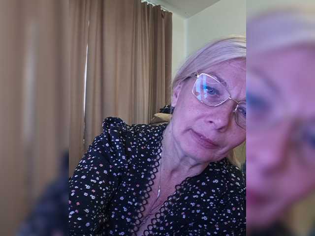 ShiningMILF live cam preview