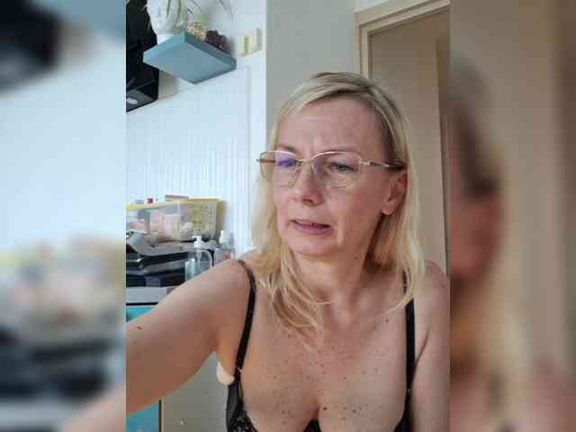 ShiningMILF live female cam on bongacams