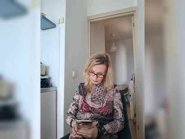 ShiningMILF Live Webcam on BongaCams
