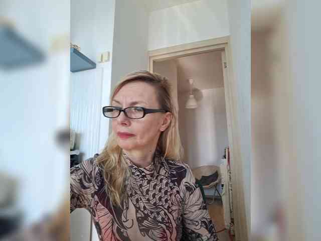 ShiningMILF Live Webcam on BongaCams