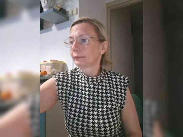 ShiningMILF live female cam on bongacams