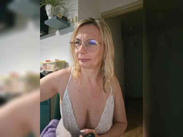 ShiningMILF Live Webcam on BongaCams