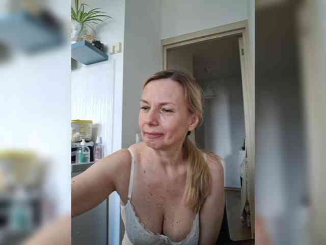 ShiningMILF webcam