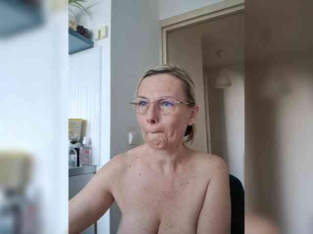 ShiningMILF live female cam on bongacams