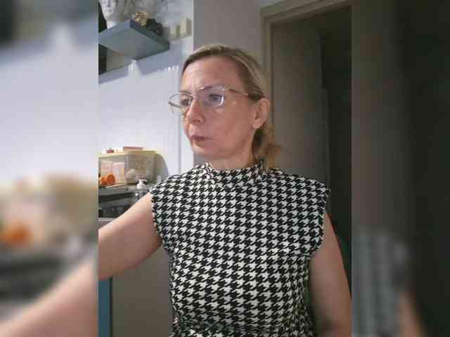 ShiningMILF live female cam on bongacams