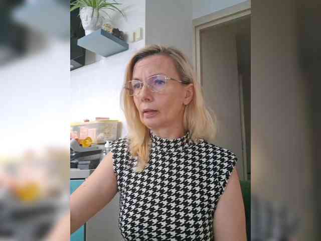 ShiningMILF live female cam on bongacams