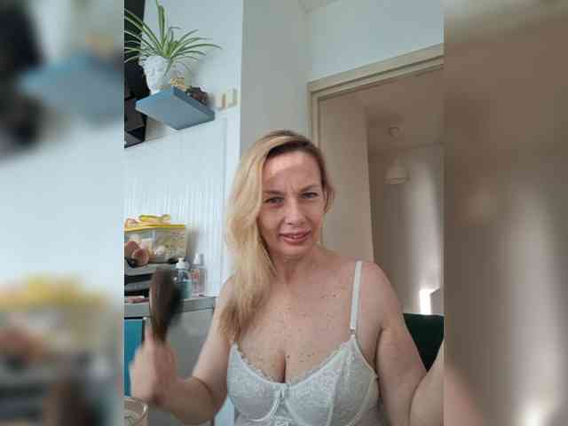 ShiningMILF webcam