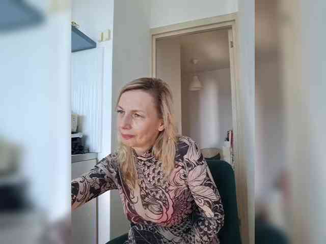 ShiningMILF Live Webcam on BongaCams