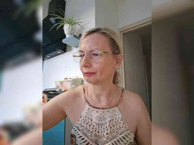 Shiningmilf's cam show statistics and live stream
