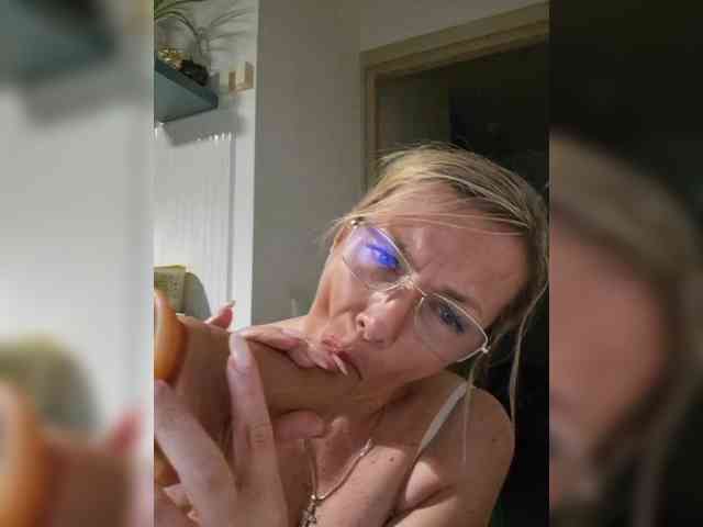 ShiningMILF webcam